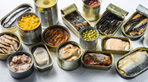 Latas de pescado en conserva y otros alimentos enlatados.